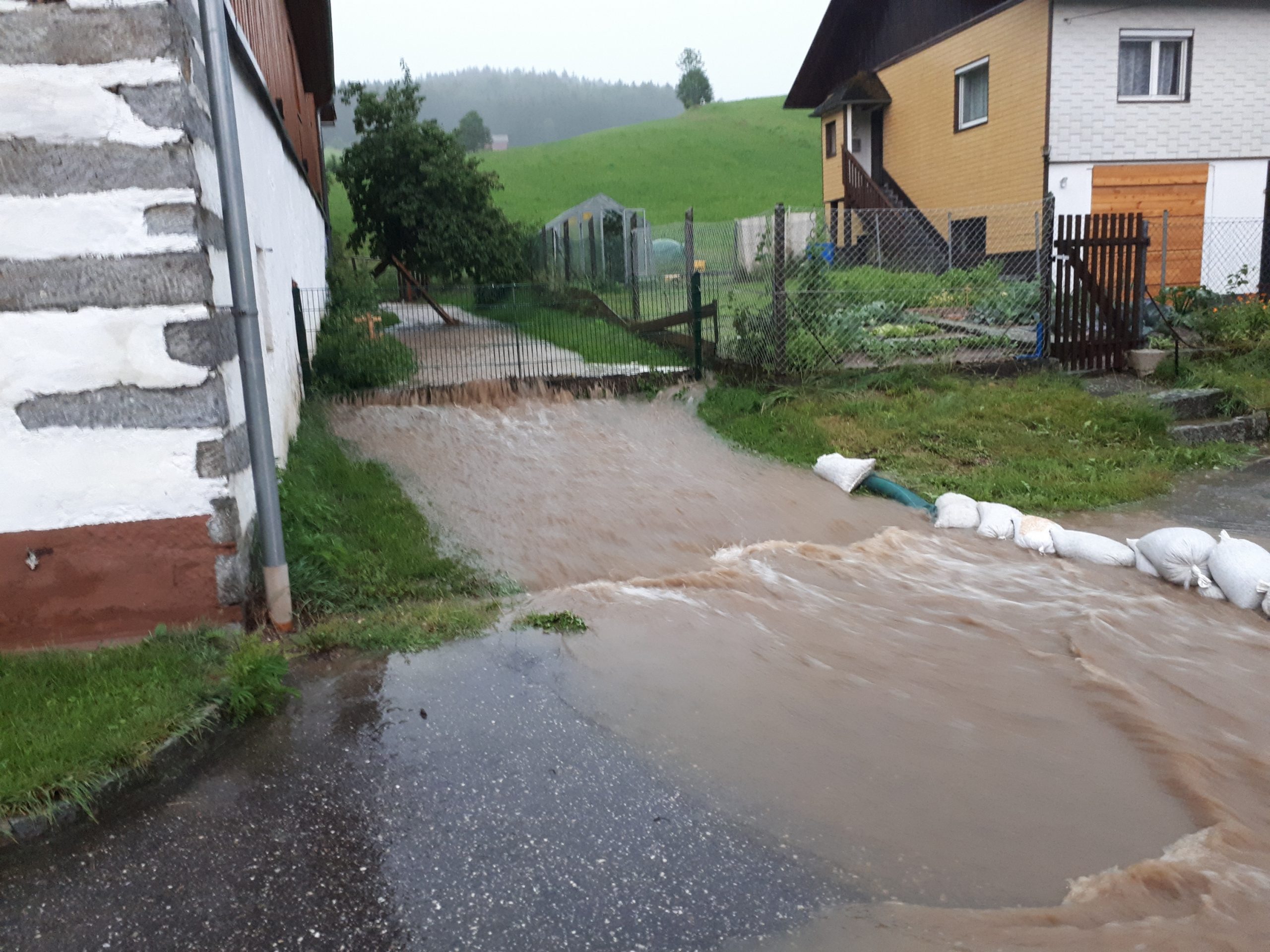 Überflutung Dorfgebiet Kirchbach